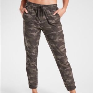 Athleta Camo Farrallon pull on Jogger pants small
